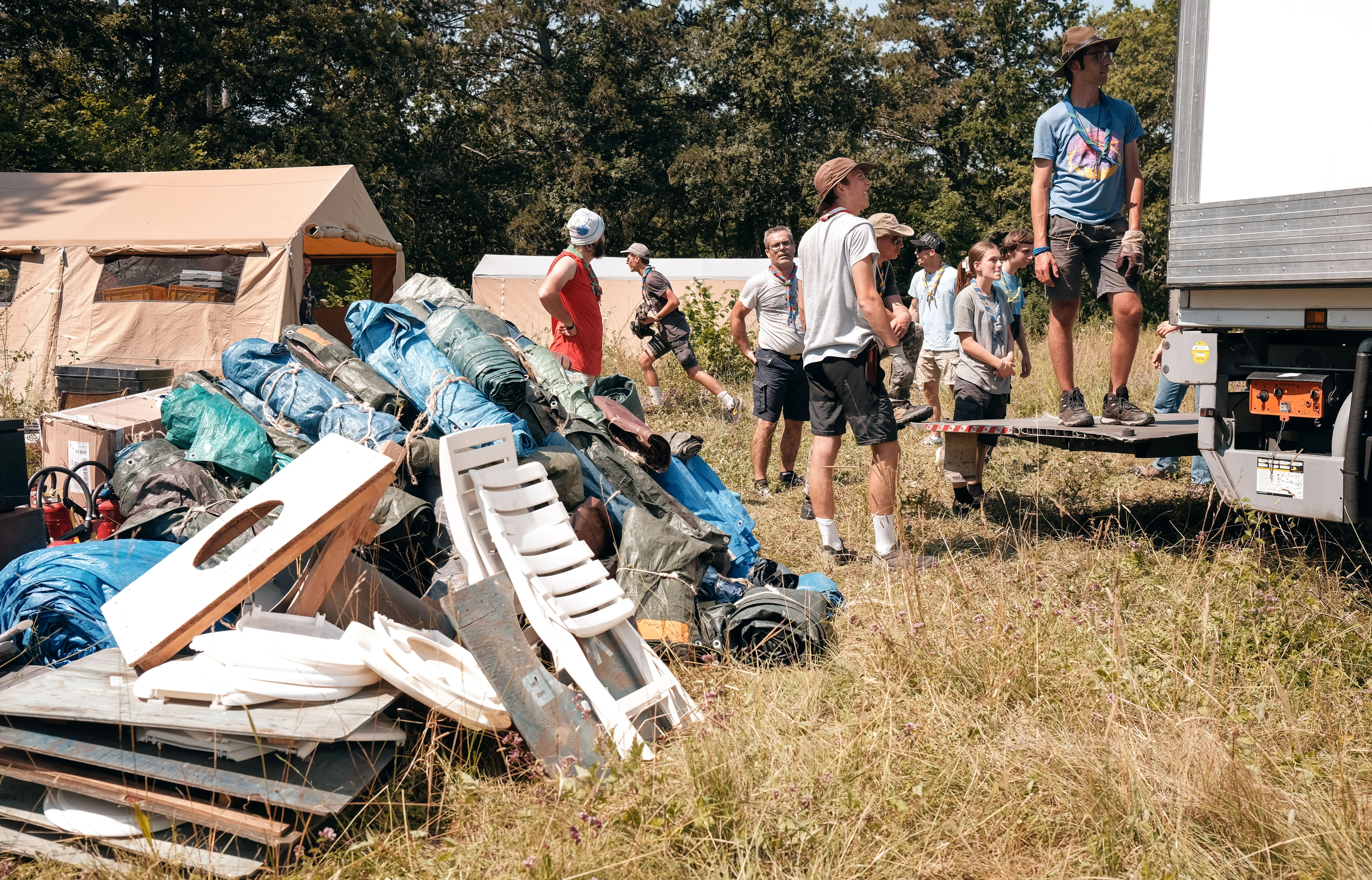 Une vingtaine d’éclaireurs déchargent un semi-remorque. Matériel pour les groupes locaux Gédéon, Emmanuel et Béthel. 