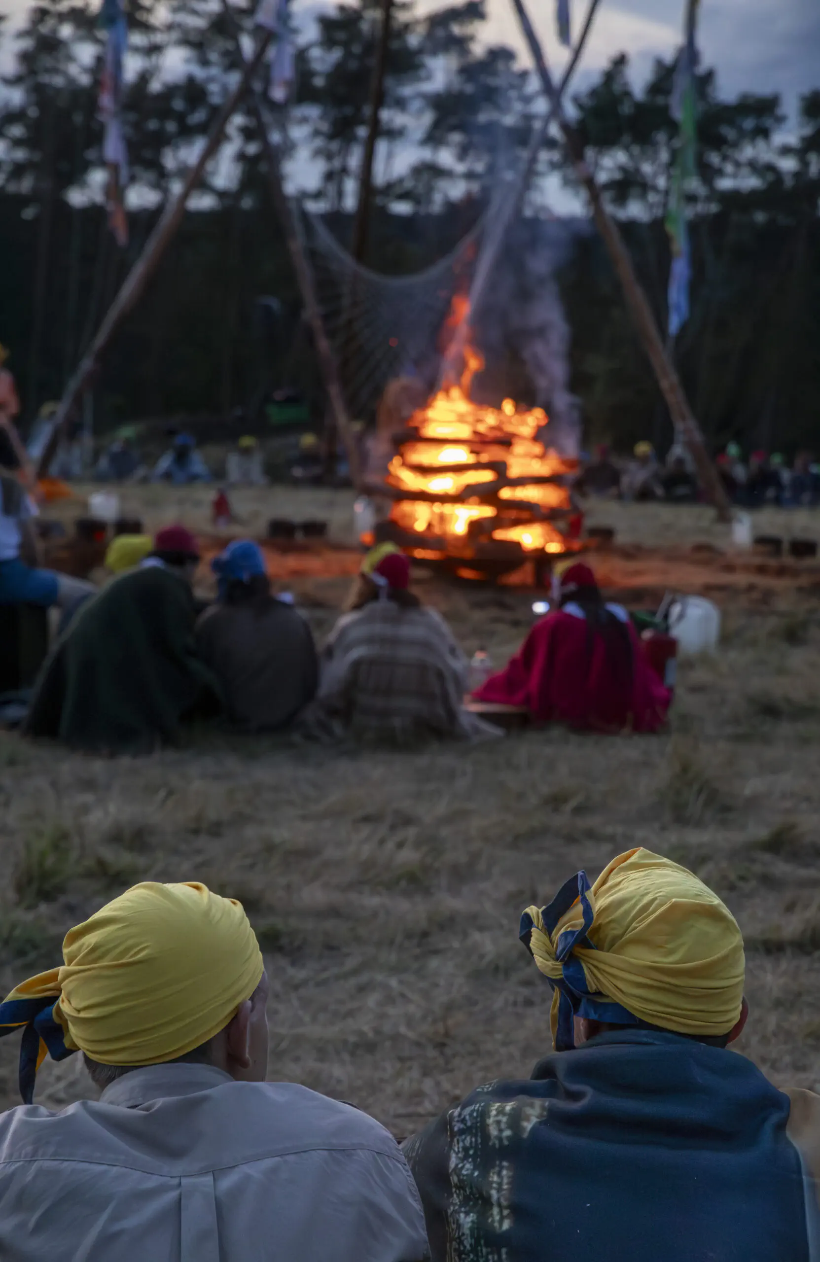 Appel au feu du camp, deux eclais, feu